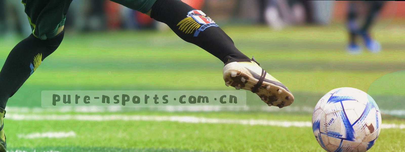 球场边线在灯光下拉出斜向阴影的局部特写